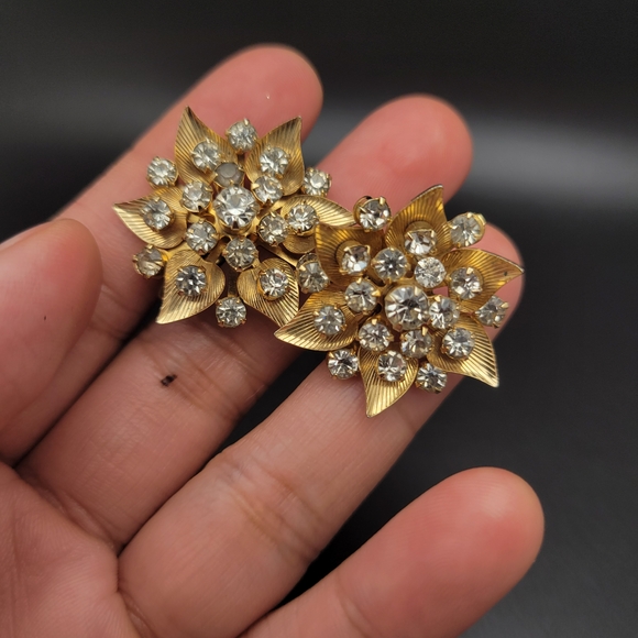 Vintage Gold Floral Crystal Cluster Clip-On Earrings - Women's Jewelry - Picture 3 of 6